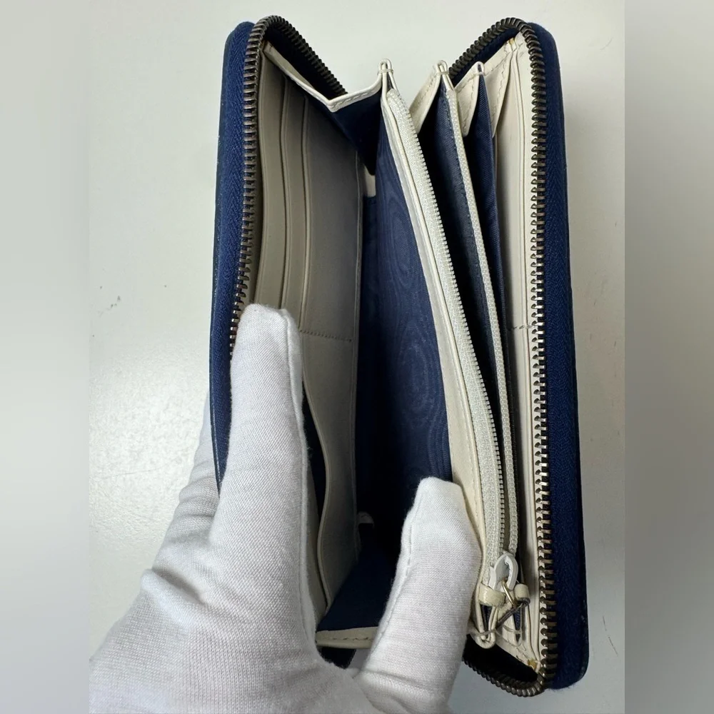 Gucci Women’s Round Long GG Marmont White and Navy Wallet